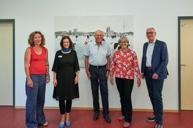 Katrin Schöß, Melanie Wicherung, Horst Wilms, Malu Thören und Andreas Gögel in der Ausstellung. Bild: VHS Oldenburg.