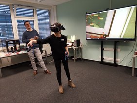 Test der VR-Brille im DigiLab. Bild: VHS Oldenburg