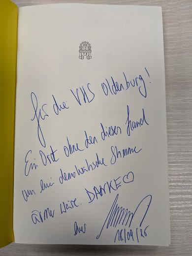Bild: VHS Oldenburg Widmung von Michel Abdollahi in seinem Buch. Text: Für die VHS Oldenburg. Ein ort ohne den dieses Land eine demokratische Stimme weniger hätte. Danke. Euer Michel Abdollahi.