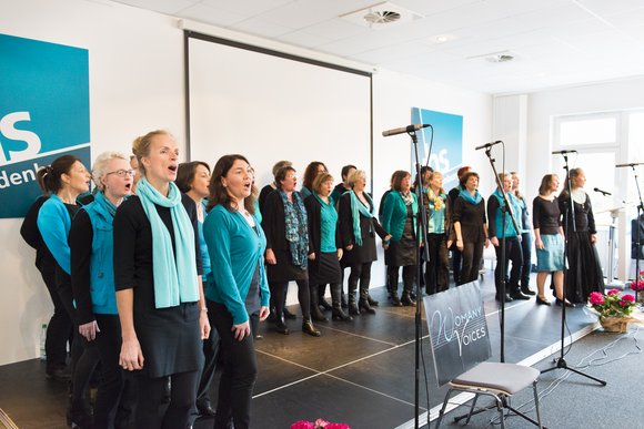 Der Chor Womany Voices singt beim Tag der offenen Tür. Bild: Eiko Braatz.