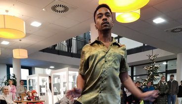 Der Tänzer bereitet sich auf eine Drehung vor. Bild: VHS Oldenburg