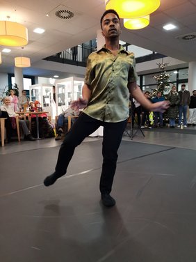 Der Tänzer bereitet sich auf eine Drehung vor. Bild: VHS Oldenburg