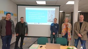 Dirk Bald, Prof. Dr. Heinrich Ricking, Jost Friedebold, Anne Bohlen (Leitung Außenstellen VHS Hatten + Wardenburg, burBereichsleitung Projekte VHS Oldeng), Martin Ahlrichs. Bild : VHS Hatten + Wardenburg.
