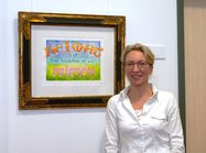 Heidi Kneppeck vor ihrem Handlettering-Bild „Heimat ist ein bisschen so wie Frieden“. Bild: VHS Oldenburg.