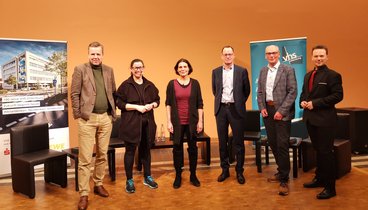 Andreas Gögel mit den Gästen des Podiums und Moderator Andreas Unterberg. Bild: VHS Oldenburg