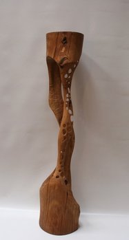 „Empty“ ist eine Holzsskulptur aus Eiche. Kopf und Fß der Skulptur sind ganz. Zwischen ihnen wurden zwei Holsstränge freigelegt, die leicht umeinander gedreht wurden. Der eine Strang ist mit vielen Löchern versehen.