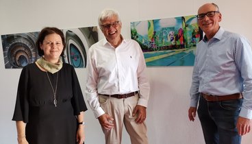 Peter Klaus Andreas Biermann in seiner Ausstellung mit VHS-Geschäftsführer Andreaas Gögel und Melanie Wichering, Bildungsmanagerin Kunst und Kultur. Bild: VHS Oldenburg