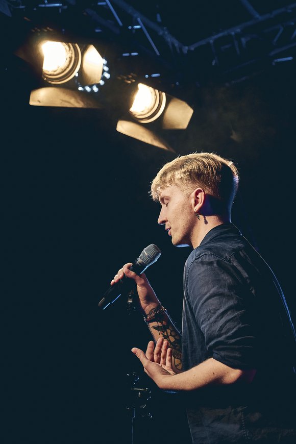 Matti Linke mit Mikrofon in der Hand