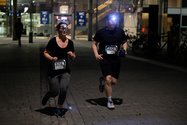 Läufer*innen von Oldenburg Lauf durch die Nacht laufen von Bahnhof zur VHS.