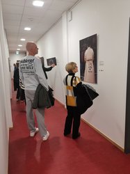 Bild VHS Oldenburg Gäste in der Ausstellung