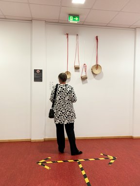 Gäste in der Ausstellung. Bild: VHS Oldenburg.