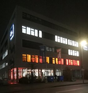 Bild: VHS Oldenburg Das VHS Haus mit orage erleuchteten Fenstern