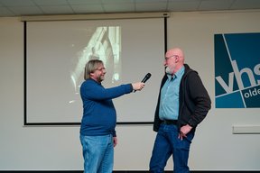 Thomas W. Salzmann im Gespräch mit einem Ausstellenden über sein Foto.