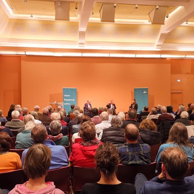 Blick übe rdas Publikum auf das Podium. Bild: VHS Oldenburg