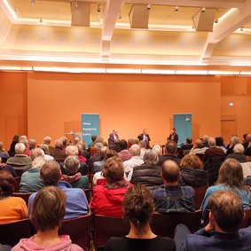 Blick übe rdas Publikum auf das Podium. Bild: VHS Oldenburg