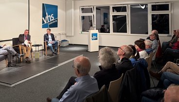 Blick über das Publkum auf das Podium