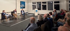 Blick über das Publkum auf das Podium