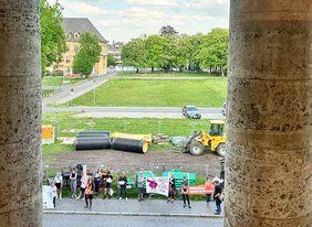 Die Demo vor dem Veranstaltungsort. Bild: VHS Oldenburg