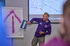 Bild: Eiko Braatz Michael Groth weißt die Teilnehmenden vorab in die Strecke ein.