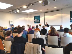 Ronen Steinke vor dem Publikum.