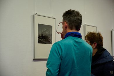 Gäste in der Ausstellung. Bild: VHS Oldenburg