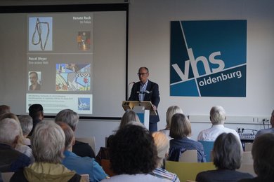 Andreas Gögel begrüßt die Gäste. Bild: VHS Oldenburg.