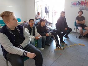Jugendliche beim gemeinsamen Spielen an der Konsole. Bild: VHS Hatten + Wardenburg