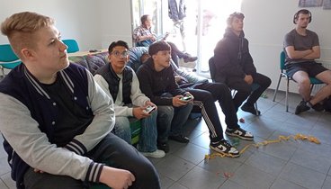 Jugendliche beim gemeinsamen Spielen an der Konsole. Bild: VHS Hatten + Wardenburg