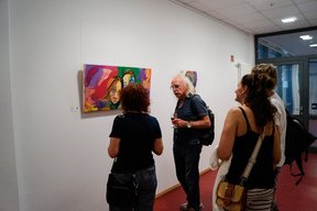Gäste in der Ausstellung. Bild: VHS Oldenburg