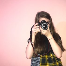 Ein junges Mädchen fotografiert.