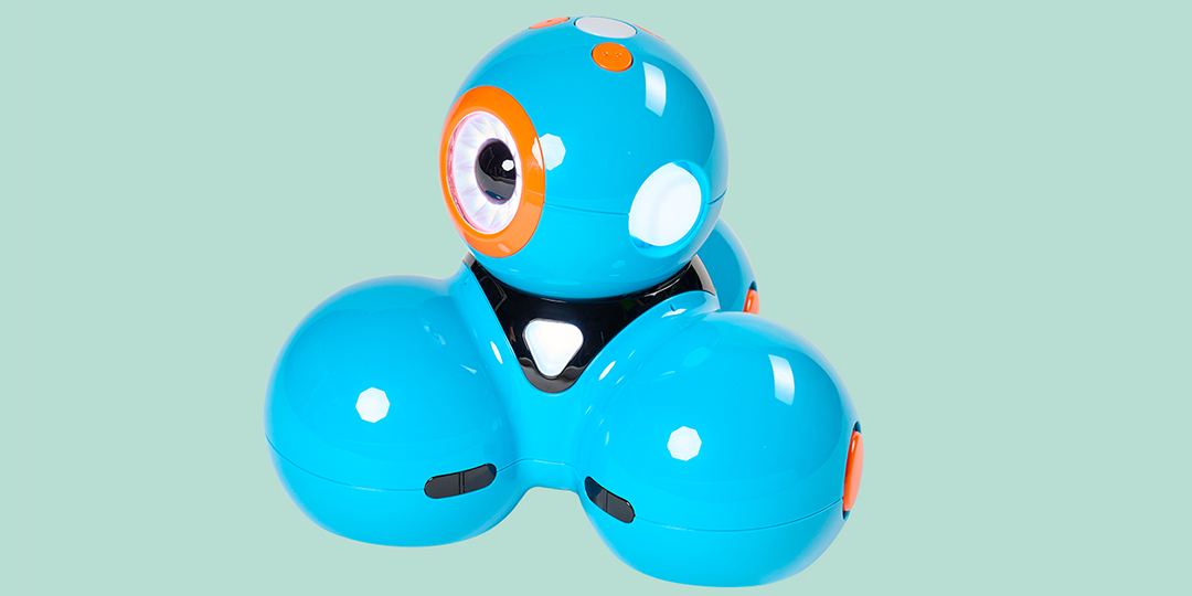 Kleiner blauer Roboter zum Programmieren für Kinder. Bild: Eiko Braatz
